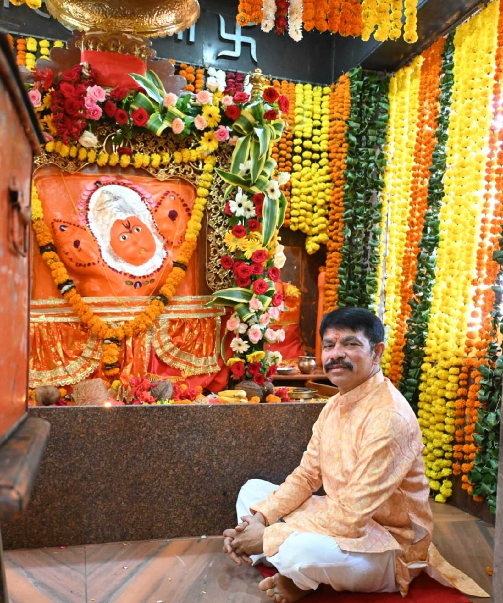 Astrologer Sujeet Shastri in Mandir